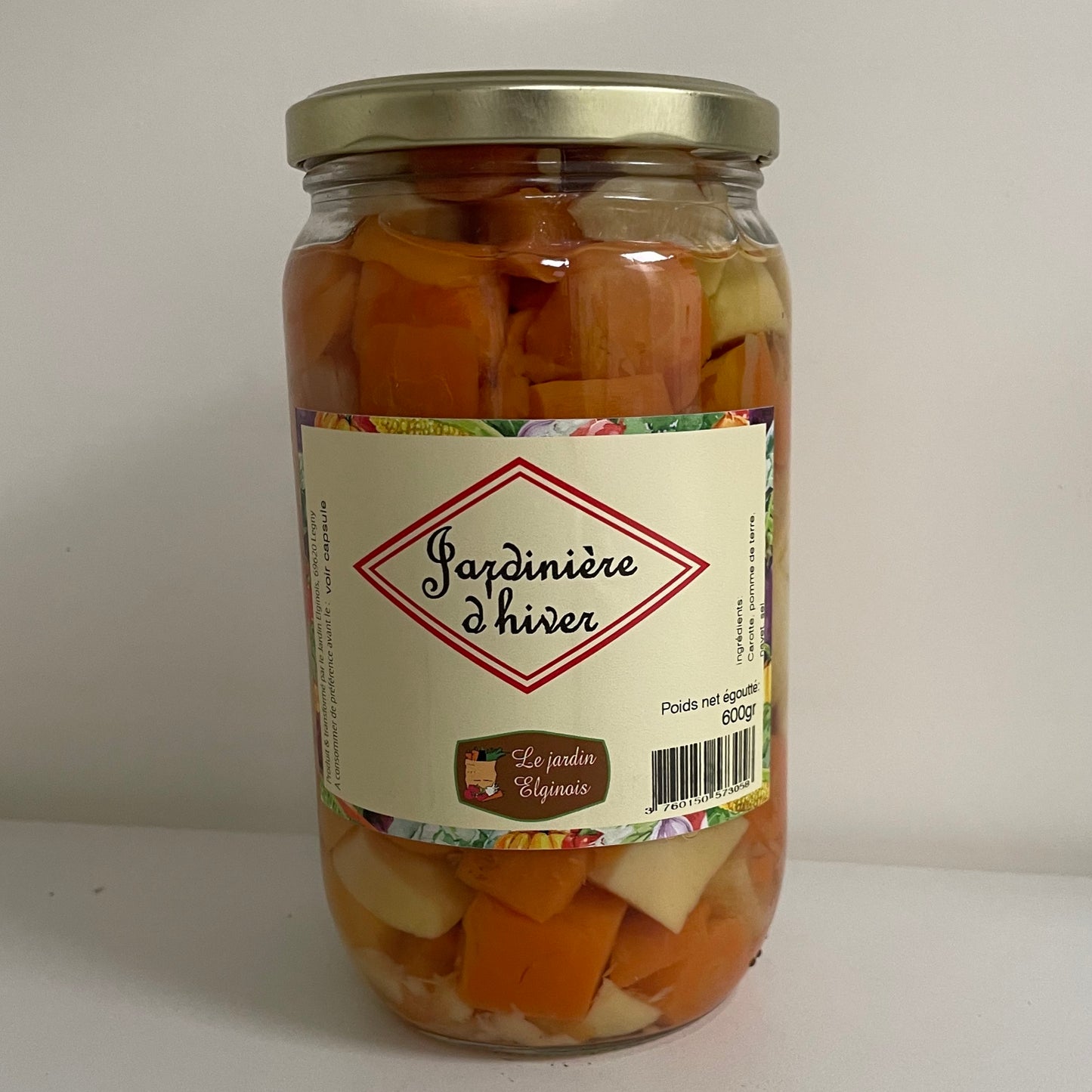 Le Jardin Elginois à Legny (69620) produit et transforme ses légumes. La jardinière de légumes d'hiver est proposée en bocal de 600g. Ingrédients :carottes, pommes de terre, navets, sel. À retrouver chez Click & POULETTE à 5,15 euros / bocal