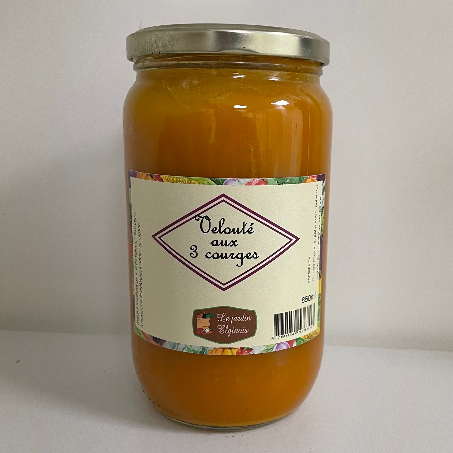 Le Jardin Elginois à Legny (69620) produit et transforme ses légumes. Le velouté aux 3 courges est proposé en bocal de 850mL. Ingrédients : courge muscade, potimarron, butternut, oignon, ail, huile d'olive, sel, poivre. À retrouver chez Click & POULETTE à 4,45 euros / bocal