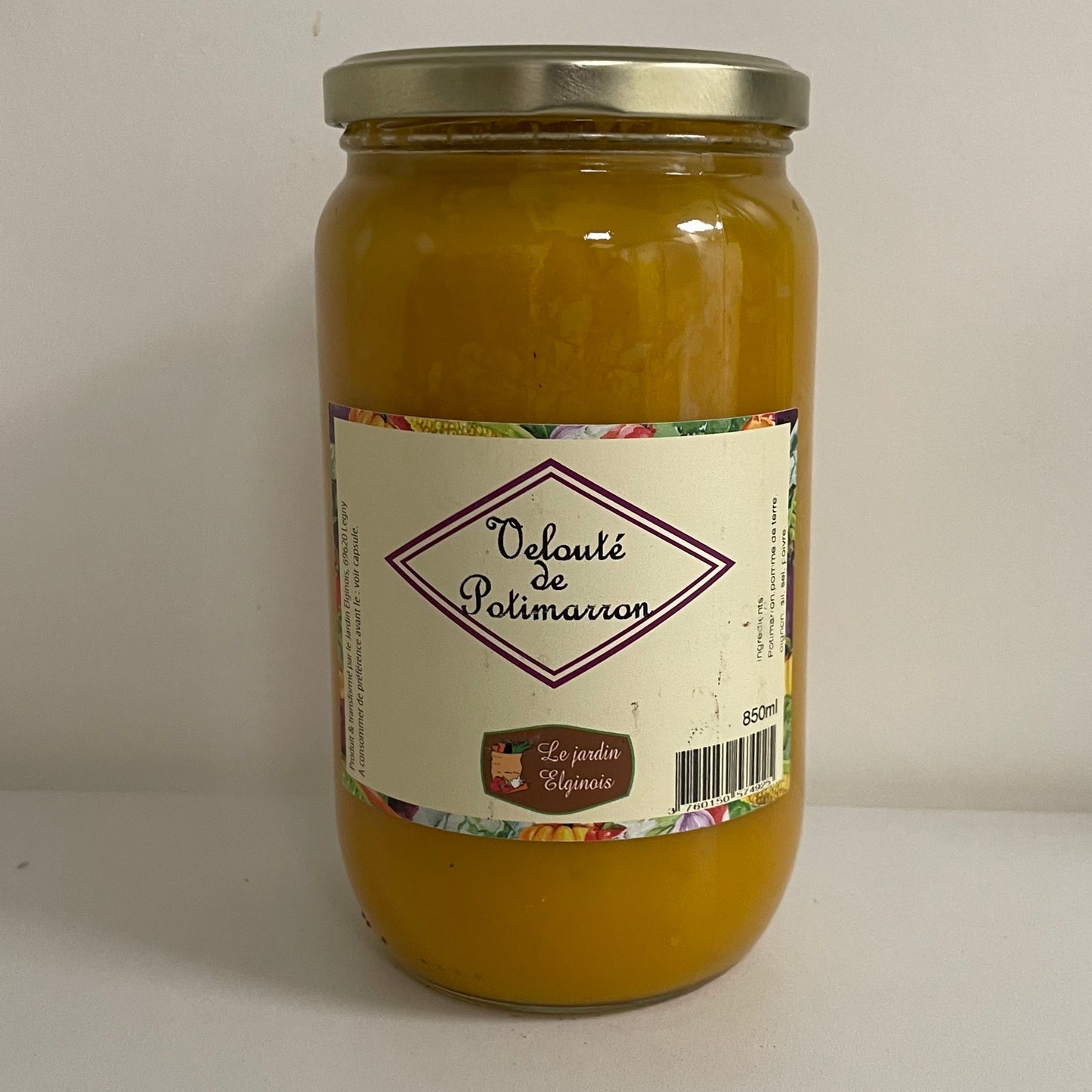 Le Jardin Elginois à Legny (69620) produit et transforme ses légumes. Le velouté de potimarron est proposé en bocal de 850mL. Ingrédients : potimarron, pomme de terre, oignon, ail, sel, poivre. À retrouver chez Click & POULETTE à 4,45 euros / bocal